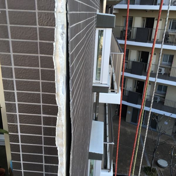 ※タイル剥落事例　東京、大阪近辺でタイル剥落でお困りの方　緊急対応致します。