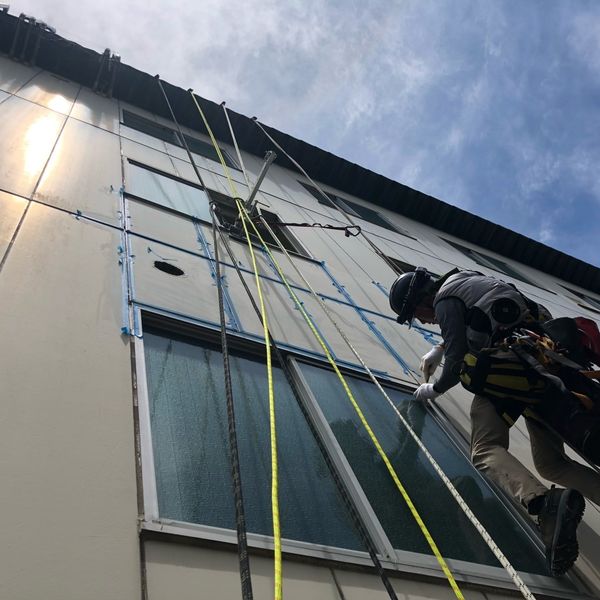 ㈱リーベルハイワークス関西支店　足場を組まずに雨漏り補修