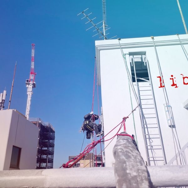 大阪で雨漏りしたらロープ工事で雨漏りを修理します